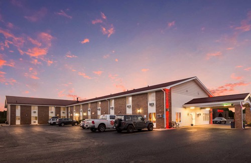 Escanaba Hotel | Econo Lodge Inn & Suites