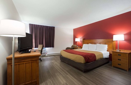 Escanaba Hotel | Econo Lodge Inn & Suites Escanaba North
