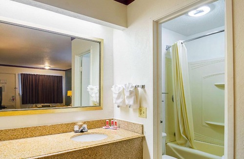 South Holland Cabin | Econo Lodge South Holland - Chicago Southland
