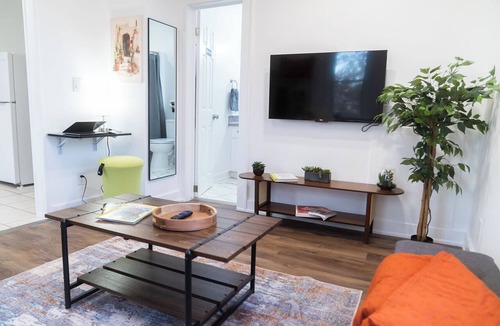 River Rouge Apartment | EconoPod 6 - 15 min to DT - free str. Pkg - AC - work desk space w/wobble stool