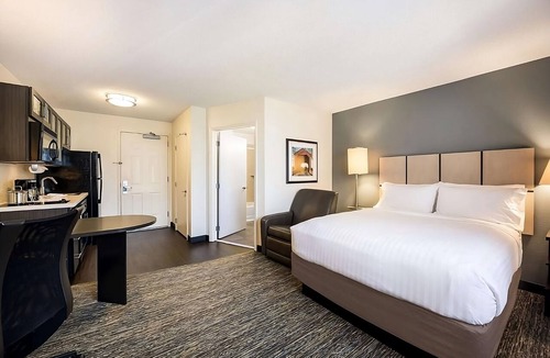 Waukegan Apartment | Enjoy a Hassle-Free Stay, Parking, Kitchen, Pet-Friendly Property