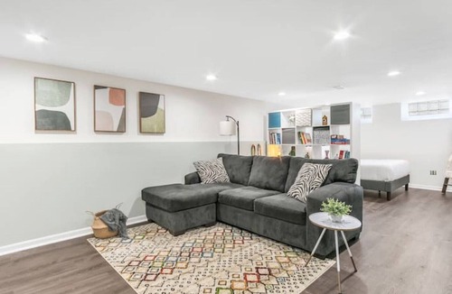 Madison Heights House | ★Entertainment & Game Room w/Bar★ Cheerful and Bright Ranch w/2 Full Baths