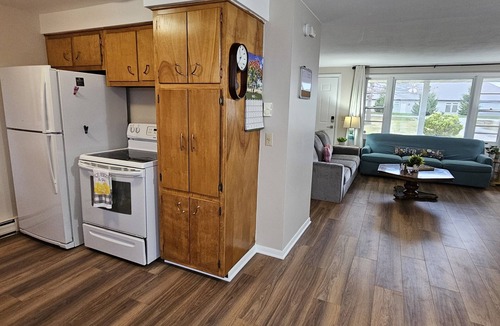 Fort Wayne House | Escape to a colorful, cozy retreat where families and work crews alike can relax