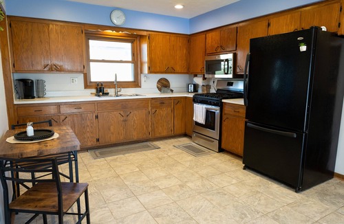 New Munster House | Escape to Tranquility: Lovely Oasis 20 Minutes from Downtown Milwaukee