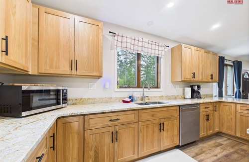 Munising House | Escape to Your Perfect Getaway at Three Pines