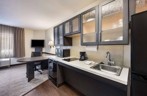 Warrenville Hotel | Everything You Need For The Perfect Vacation! Full Kitchen, Pets Allowed