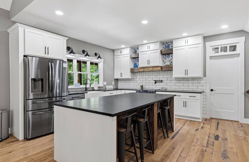 Cub Run House | Experience the best of Nolin Lake at this spacious lakefront retreat! With 4 bedrooms, room for 13 guests, two living areas, stunning lake views, and a semi-private dock, it's the perfect getaway for families& friends.