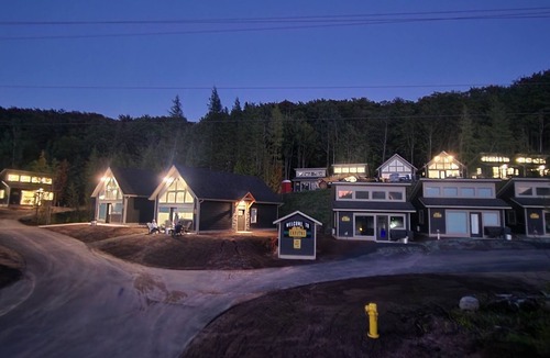 Munising Cottage | EXPLORE Munising Cottage 218 - ADA