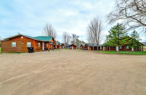 Waumandee Apartment | Explore the Mississippi River! Cabin in Cochrane