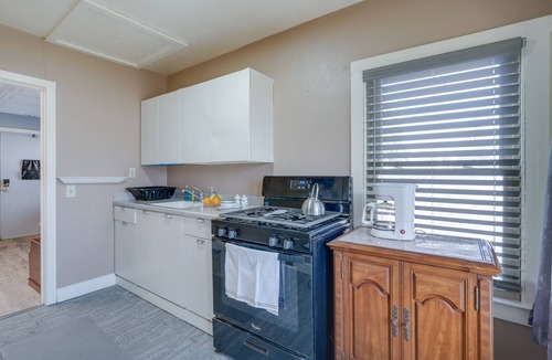 Kalamazoo Apartment | Explore WMU, Dtwn & Breweries! Couple’s Retreat