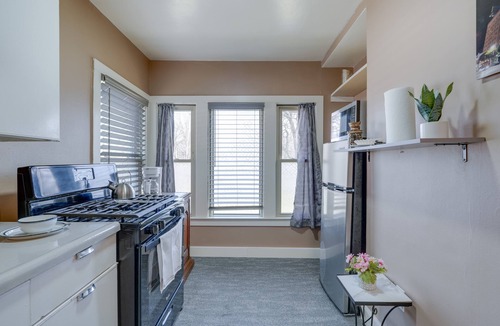 Kalamazoo Apartment | Explore WMU, Dtwn & Breweries! Couple’s Retreat