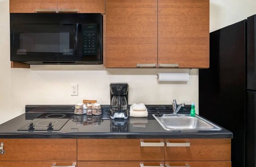 Marquette Hotel | Extended Stay Comfort with Full Kitchen, Pet-friendly & Grilling Pavilion