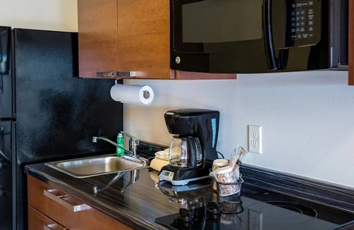 Marquette Hotel | Extended Stay Comfort with Full Kitchen, Pet-friendly & Grilling Pavilion