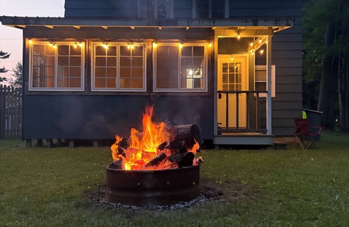 Manistique Cottage | Fall Getaway - 2-Bedroom Cottage in Manistique near Indian Lake