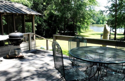 Long Branch Cabin | Family-Friendly Lakeside Cabin Rental with Great Fishing in East Texas