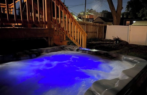 Tower Grove South House | Family Retreat ☆ Hot Tub ☆ Fireplace ☆ Tower Grove
