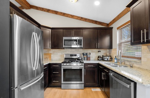 Clayton-Tamm House | Family Retreat w/Hot Tub near Zoo & Forest Park
