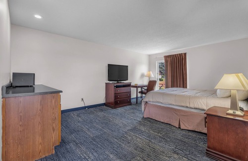 Norway Hotel | Family Suite with Patio at Indiana Beach Hotel