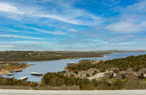 Indian Point Condo | Fantastic Lake View Condo Next Door to Silver Dollar City with Free Tickets