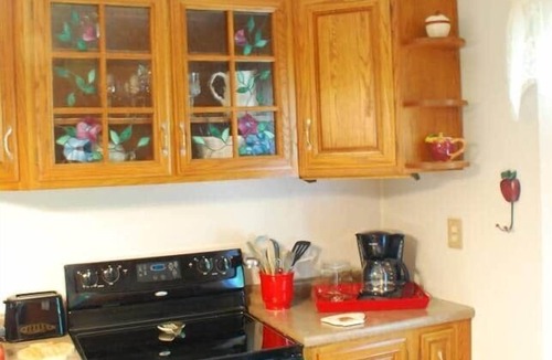 Grubville House | Farmhouse Retreat - Sleeps 10 - 1hr from STL