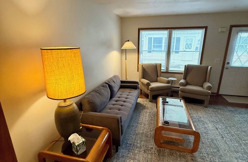 Marion Apartment | Find comfort in this cozy, recently updated apartment. Featuring two bedrooms, a full kitchen with oak cabinets, and a generous living space. It's designed for easy living with a ranch-style, step-up entry. Located in a peaceful neighborhood.