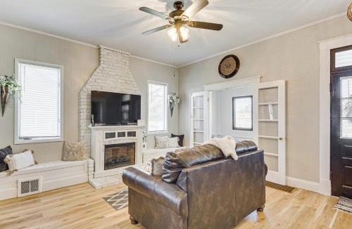 Mount Vernon House | Fire Pit: Pet-Friendly Mt Vernon Gem!