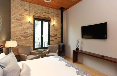 Saugatuck Hotel | Florenzia Suite: Contemporary king room with fireplace, luxe shower, and downtown views.