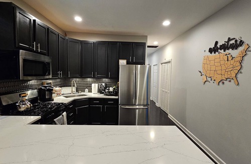 West Bucktown Apartment | Free Parking & Pet Friendly in Bucktown/Logan Square Apt, Close to Everything!