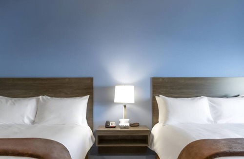 Ashwaubenon Hotel | Fully Equipped Room w/Kitchen Near Lambeau Field & Green Bay Botanical Garden