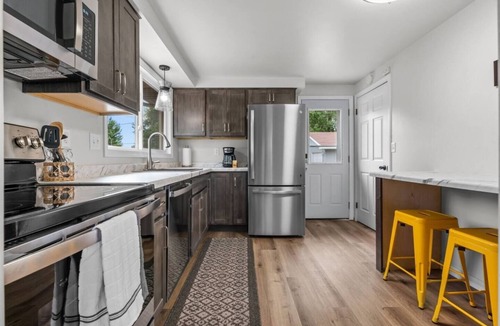 De Pere House | Fully furnished with Central Air, Washer/Dryer, and on site parking. Very quiet and safe neighborhood. Walking distance to Optimist Park. Short drive to great food and restaurants. Recently renovated to include brand new kitchen and appliances