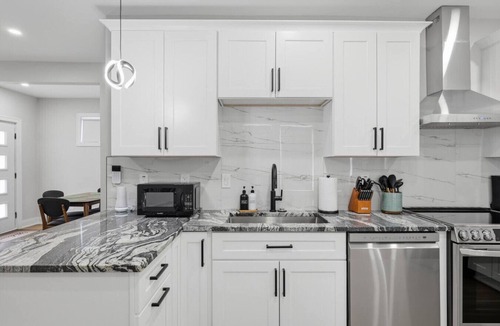 Detroit Apartment | Fully Renovated Sleeps 10 | Game Room | 2 Kitchens