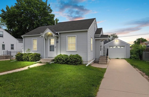 Green Bay House | Game Room~Massage Chair~Just 1 mile from Stadium! King Bed!
