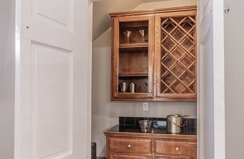 Faubourg Livaudais House | Garden District Upscale Summer Escape w/Gated Off-St Parking & Streetcar Access