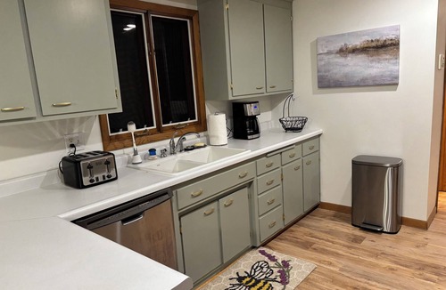 Green Bay House | Gary's Game-Day Getaway only 1.4 miles from Lambeau!