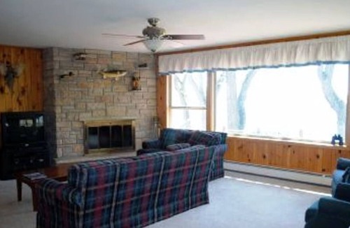 Green Lake House | Glorious Sunsets - 100' of Lakefront - Great Swimming for Kids - Sandy Bottom!