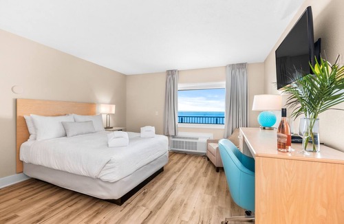 Traverse City Hotel | 🏖️ Gold Coast Inn | Breathtaking Sunsets w/Lake View ➠ 304