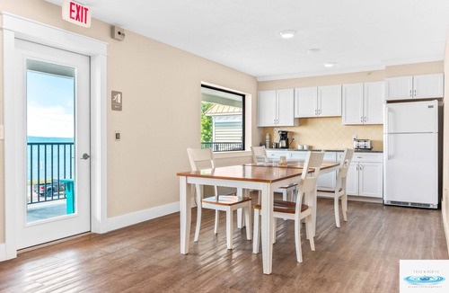 Traverse City Hotel | 🏖️ Gold Coast Inn | Breathtaking Sunsets w/Lake View ➠ 304