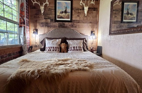 Gainesville Cabin | Gorgeous Container for a Romantic Getaway on a Ranch with Incredible Views in Gainesville, Missouri