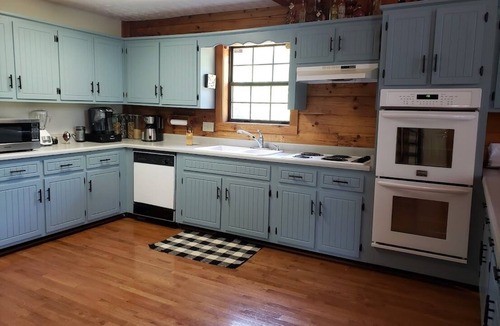 Eddyville House | Gorgeous large waterfront log lake home with private dock!