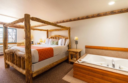 Oglesby Hotel | Grand Bear Resort at Starved Rock