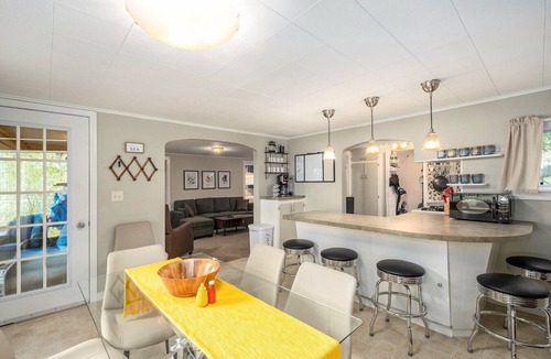 Gowen House | Grandmas Cozy Cottage on Lincoln Lake