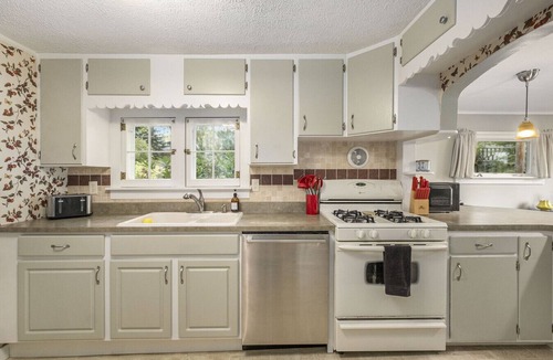 Gowen House | Grandmas Cozy Cottage on Lincoln Lake