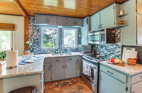 Horton Cottage | Group Retreat on Wolf Lake! Paddle, Fish & BBQ
