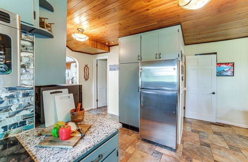 Horton Cottage | Group Retreat on Wolf Lake! Paddle, Fish & BBQ