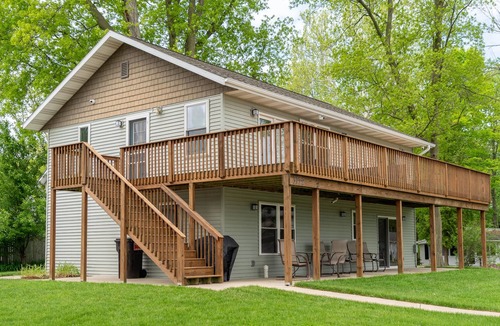 Shelbyville House | Gun Lake home w/private lot, dock, and tons of parking!
