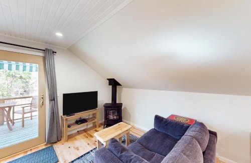 Lake Township House | Half-Mile to Crystal Lake! Couples Retreat w/Deck