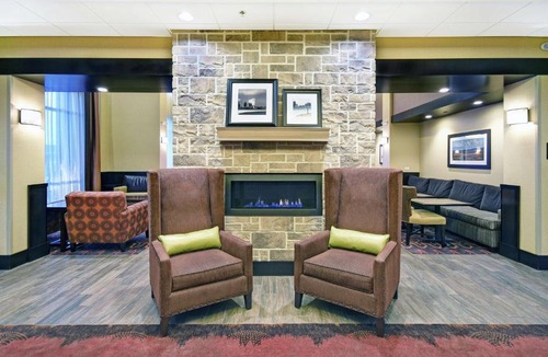 Franklin Hotel | Hampton Inn & Suites Milwaukee/Franklin