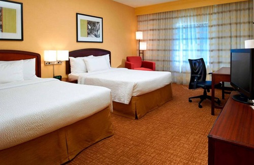 West Dundee Resort | Have a Tour! Indoor Pool, FREE Parking, Close to Raceway Woods Forest Preserve!