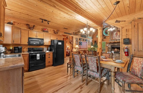 Branson Cedars Cabin | Hawk Hollow Log Cabin Hot Tub Near Thunder Ridge Sleeps 10