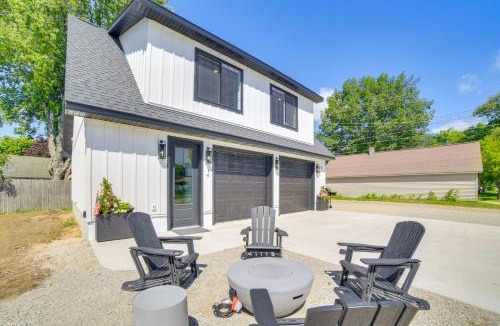 Gladstone House | Heated Garage, Walk to Waterfront: Michigan Escape